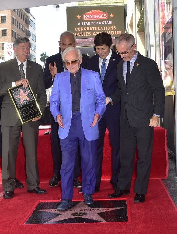 Charles Aznavour inaugure son étoile sur le "Walk of Fame" à Hollywood le 24/08/2017
 (FREDERIC J. BROWN / AFP)