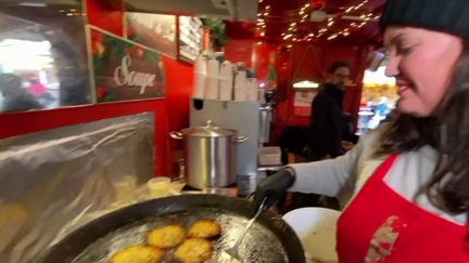 Cette année, un décret interdit l'usage d'un chauffage en extérieur. Alors les exposants des marchés de Noël français tentent de faire preuve d'imagination pour lutter contre le froid, comme pour Metz. (France 3)