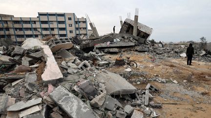 Des Palestiniens inspectent les dégâts après un bombardement israélien sur une école de l'ONU à Rafah, dans la bande de Gaza, le 21 décembre 2023. (MOHAMMED ABED / AFP)