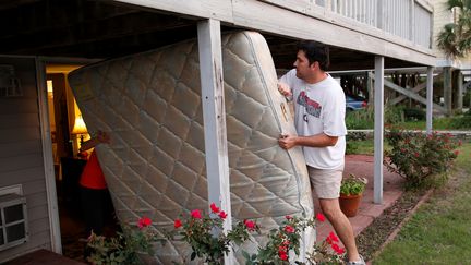 Des habitants de Garden City Beach, en Caroline du Sud (Etats-Unis), déménagent leurs meubles en prévision du passage de l'ouragan Matthew, le 5 octobre 2016. (RANDALL HILL / REUTERS)