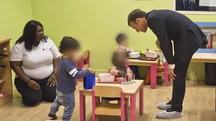 Emmanuel Macron en visite dans une école de Genevilliers, le 17 octobre 2017. (MAXPPP)