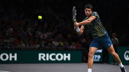 Carlos Alcaraz n'a laissé aucune chance à Grigor Dimitrov, jeudi 3 novembre 2022, en huitièmes de finale du Masters 1000 de Paris-Bercy. (CHRISTOPHE ARCHAMBAULT / AFP)