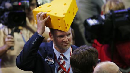 Et comme dans tout autre rassemblement de fan, le "cheesehead" est &eacute;galement pris&eacute;. Toujours dans un souci d'&eacute;l&eacute;gance. (MIKE SEGAR / REUTERS)