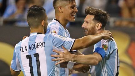 Lionel Messi félicité par ses coéquipiers Kun Aguero et Marcos Rojo (JONATHAN DANIEL / GETTY IMAGES NORTH AMERICA)