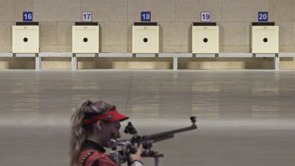 La tireuse française Tifenn Pomes en plein entraînement au Centre national de Tir de Châteauroux, le 5 décembre 2022 (GUILLAUME SOUVANT / AFP)