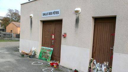 Des fleurs et messages devant la salle des fêtes en hommage au jeune Thomas, mortellement poignardé en marge d'un bal à Crépol (Drôme), le 7 décembre 2023. (NICOLAS GUYONNET / HANS LUCAS / AFP)