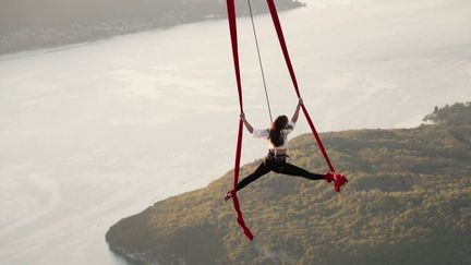 Haute-Savoie :&nbsp;une ballerine danse&nbsp;au-dessus&nbsp;du lac d'Annecy, suspendue dans les&nbsp;airs (France 3)