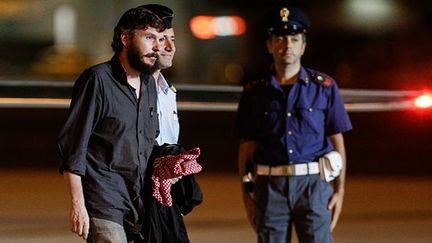 L’enseignant belge sur le tarmac de l'aéroport militaire de Ciampino, à Rome, le 9 septembre 2013. Il a été libéré avec le journaliste italien Domenico Quirico.
 
Les deux hommes étaient entrés le 6 avril en Syrie avec l'aide de l'Armée syrienne libre (ASL). Selon Quirico, ils ont été vendus par l'ASL à des combattants islamiques liés à Al-Qaïda.
 
Historien et politologue de formation, Pierre Piccininn utilisait ses congés pour se rendre dans des zones de guerre. Il était allé sept fois en Syrie depuis le début du soulèvement populaire en 2011.
 
«Nous étions enfermés dans une cave sordide aux murs couverts de cafards. Alors que les bombes tombaient à proximité, nous avons failli être ensevelis.» Détenu par différents groupes, il ajoute que ceux-ci étaient «très violents, très anti-Occidentaux et des islamistes anti-chrétiens». 
 
Pierre Piccininn ne mâche pas ses mots en déclarant que la gestion de sa libération par le ministère des Affaires étrangères belge a été désastreuse : «Je me suis rendu compte que la Belgique m’avait complètement abandonné ! Pis, elle a saboté les tentatives des services secrets italiens visant à me libérer…»  (AFP PHOTO / ANDREAS SOLARO)