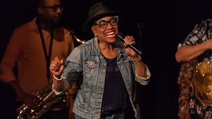 La chanteuse américaine&nbsp;Dee Dee Bridgewater, ici en concert à Zurich (Suisse) le 28 avril 2018, a également rendu hommage à Charles Aznavour. (RTN, GARY VON DER AHE / RTN - RADIO TELE NORD)