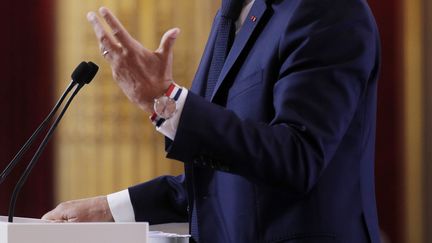 L'Elysée crée sa marque d'objets, comme la montre Lip d'Emmanuel Macron, pour financer des travaux de rénovation. Ici, le président prononce son discours devant les ambassadeurs le 27 août 2018.
 (Philippe Wojazer / Pool / AFP)