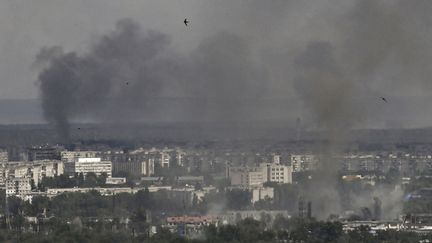 De la fumée s'échappe de la ville de Severodonetsk, en Ukraine, le 17 juin 2022. (ARIS MESSINIS / AFP)