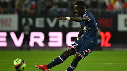 Le joueur du PSG Idrissa Gueye le 20 août 2021 sur la pelouse du Stade Brestois (LOIC VENANCE / AFP)