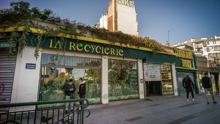 Des gens marchent devant le restaurant Recyclerie, une ancienne gare de chemin de fer de la petite ceinture sur le boulevard Ornano dans le 18e arrondissement à Paris le 4 novembre 2020 (MICHEL RUBINEL / AFP)