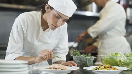 Beaucoup d'inscrites en reconversion professionnelleen en cuisine et en patisserie. (Illustration) (TETRA IMAGES / BRAND X / GETTY IMAGES)