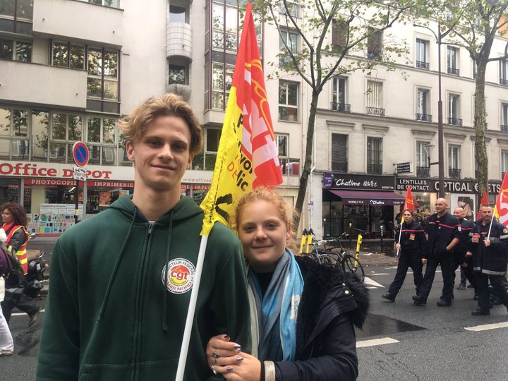 Florian, 20 ans, et Laure, 19 ans, défilent contre la réforme du système des retraites mardi 24 septembre à Paris. (ANNE BRIGAUDEAU / FRANCEINFO)