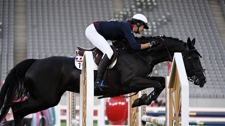 La pentathlète française Elodie Clouvel lors de l'épreuve de saut d'obstacles aux JO de Tokyo, le 6 août 2021. (HERVIO JEAN-MARIE / AFP)