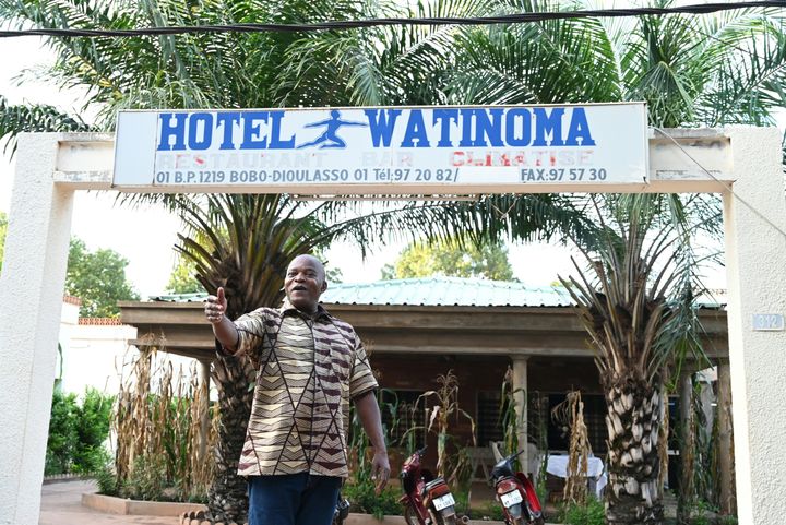 Benjamin Ouedraogo, président de l'association professionnelle des hôteliers et restaurateurs des Hauts Bassins, devant son hôtel à Bobo-Dioulasso le 18 septembre 2019.&nbsp; (ISSOUF SANOGO / AFP)