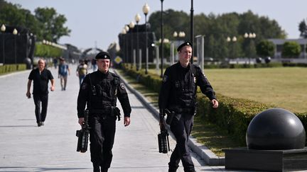 Police officers armed with anti-drone rifles patrol the Moscow region, Russia, August 31, 2023. (NATALIA KOLESNIKOVA / AFP)