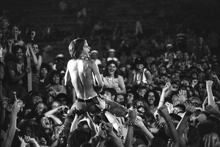 Iggy Pop sur scène avec son groupe the Stooges, au coeur de la foule au Cincinnati Pop Festival (Ohio, Etats-Unis) le 13 juin 1970. (TOM COPI / MICHAEL OCHS ARCHIVES)