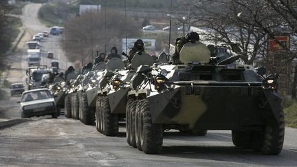 Des soldats suppos&eacute;ment russes patrouillent &agrave; S&eacute;bastopol (Ukraine), le 10 mars 2014. (BAZ RATNER / REUTERS)