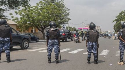 Des policiers togolais observant des manifestants à Lomé, le 20 janvier 2018. (YANICK FOLLY / AFP)