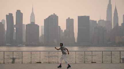 Un homme dans un parc de Brooklyn, à New York (Etats-Unis), le 20 juillet 2021. (ED JONES / AFP)