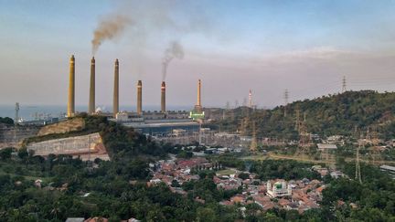 Les fumées de la centrale à charbon de Suralaya, près de Cilegon, en Indonésie, le 21 septembre 2021. (BAY ISMOYO / AFP)