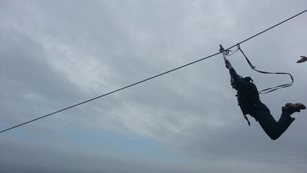 &nbsp; (Un patron accroché à une tyrolienne, façon commando © RF/ Sandrine Etoa-Andègue)