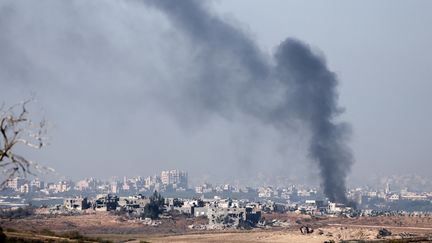 De la fumée s'éleve au-dessus de la bande de Gaza après des bombardements sur l'enclave palestinienne, le 2 décembre 2023. (JACK GUEZ / AFP)