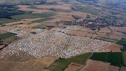 Vue aérienne prise en août 2005 de Pamiers (au fond la petite cité de 15.000 habitants, devant les caravanes des gens du voyage)
 (LIONEL BONAVENTURE / GENDARMERIE NATIONALE / AFP)