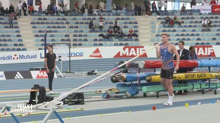 Le feuilleton des Jeux avec Kevin Mayer, le décathlonien Français aborde une nouvelle épreuve aux championnats de France d'athlétisme en salle. Gaëlle Edon, la tireuse tente de se qualifier pour une seconde épreuve aux Jeux Paralympiques de Paris 2024. Enfin, retrouvez Stéphane Ashpool qui fait découvrir les tenues officielles de l'équipe de France à l'escrimeur Enzo Lefort.