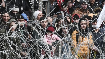 Des migrants à la frontière gréco-turque près d'Edirne, le lundi 2 mars 2020. (SAKIS MITROLIDIS / AFP)