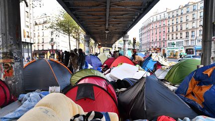 Des tentes sous le métro près de la place Stalingrad, le 26 octobre 2016 à Paris. (MUSTAFA YALCIN / ANADOLU AGENCY / AFP)