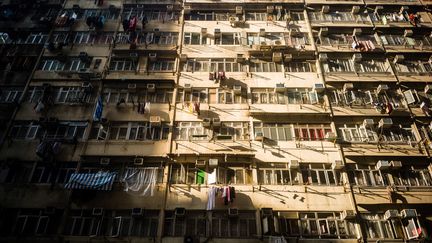 Un&nbsp;immeuble résidentiel hongkongais, le 22 janvier 2019. (ANTHONY WALLACE / AFP)