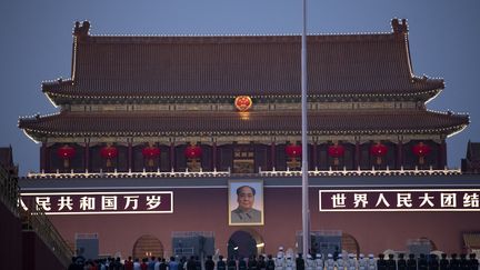 Des gardes d'honneur chinoises en formation lors de la descente du drapeau national devant la porte Tiananmen, à Pékin le 30 septembre 2019. (NOEL CELIS / AFP)