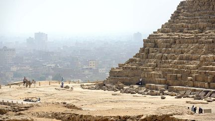 est une ville qui possède la couleur du désert sur lequel elle s’est construite. Parcourir Le Caire, c’est remonter les millénaires, revivre la splendeur des pharaons. Mais avec plus de 17 millions d’habitants, cette «ville mère» pour tout Egyptien devient peu à peu une «ville monstre». La seule réponse apportée par les gouvernements depuis près de trente ans, a été de déplacer cette croissance urbaine incontrôlée vers les zones désertiques. (Editions de La Martinière / Frédéric Soltan - Dominique Rabotteau)