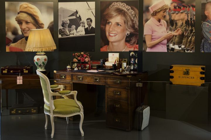 Des effets personnels de la princesse Diana sont exposés dans le cadre de "Royal gifts".
 (Photoshot / MaxPPP)