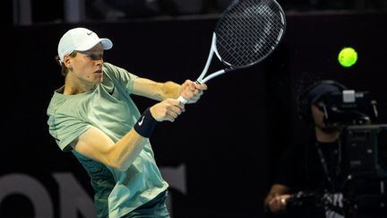 Jannik Sinner face à Carlos Alcaraz lors du match d'exhibition "6 Kings Slam", le 19 octobre 2024 à Riyadh. (FAYEZ NURELDINE / AFP)