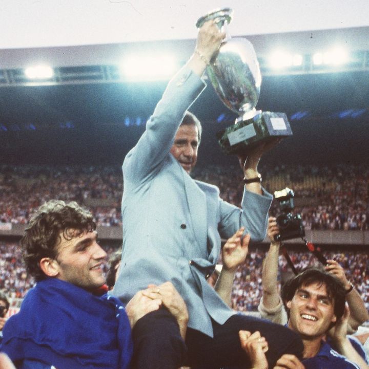 Michel Hidalgo, porté en triomphe par ses joueurs après la finale de l'Euro 1984 remportée par les Bleus. (STAFF / AFP)