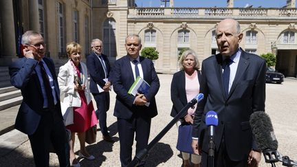 Jean-Marc Sauvé (à droite), accompagné d'autres membres du comité des états généraux de la Justice, qu'il préside, dont François Molins et Chantal Arens (à gauche), le 8 juillet 2022 à l'Elysée. (LUDOVIC MARIN / AFP)