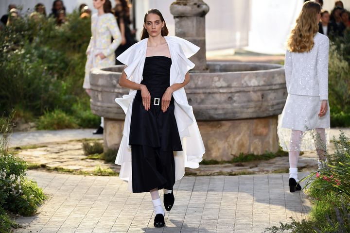 Le noir et blanc domine le défilé haute couture printemps-été 2020-2021 Chanel (21 janvier 2020 à Paris) (CHRISTOPHE ARCHAMBAULT / AFP)