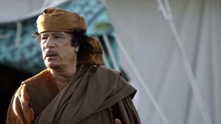 L'ancien leader libyen Mouammar Kadhafi dans le jardin de sa résidence de Bab-al-Aziziya à Tripoli (Libye), le 10 avril 2011. (JOSEPH EID / AFP)