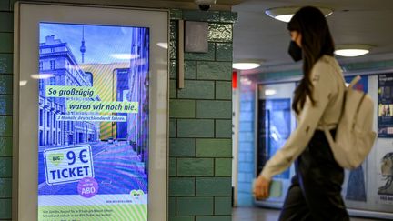 Un panneau publicitaire numérique dans une station du métro de Berlin, en Allemagne. (John MACDOUGALL / AFP)