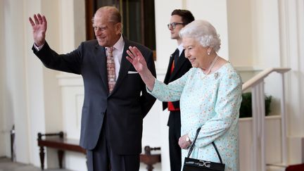 La reine Elizabeth II et le prince Philip, le 14 juillet 2017, lors de la visite du roi d'Espagne Felipe VI et de la reine Letizia à Buckingham Palace, à Londres (Royaume-Uni). (CHRIS JACKSON / AFP)