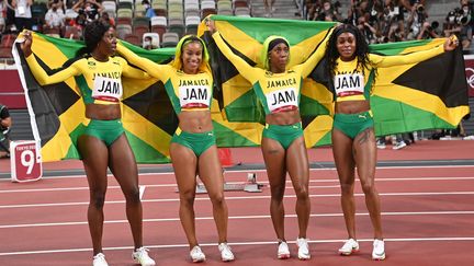 Les sprinteuses jamaïcaines, sacrées championnes olympiques du relais 4 x 400 mètres aux Jeux olympiques de Tokyo.&nbsp; (ANDREJ ISAKOVIC / AFP)