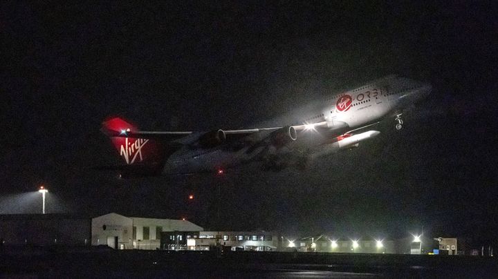 Le Boeing 747 de Virgin Orbit décolle de l'aéroport de Newquay (Angleterre) le 9 janvier 2023, embarquant sous son fuselage la fusée "LauncherOne". (BEN BIRCHALL/AP/SIPA)