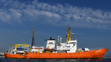 La navire humanitaire "Aquarius", le 1er août 2018,&nbsp;quitte le port de Marseille, après avoir été amarré pendant un mois pour des travaux de maintenance. (BORIS HORVAT / AFP)