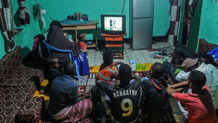 A Mogadiscio, une famille réunie autour d'un match de la Coupe du monde de football. (Mohamed ABDIWAHAB / AFP)