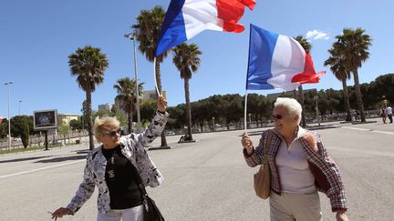 J-16 Des supporters du pr&eacute;sident candidat Nicolas Sarkozy arrivent au meeting de ce dernier &agrave; Nice (Alpes-Maritimes), le 20 avril 2012. (VALERY HACHE / AFP)