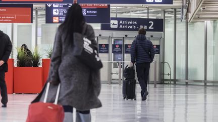 Des passagers à l'aéroport d'Orly (Val-de-Marne), le 6 novembre 2020. (MAXPPP)